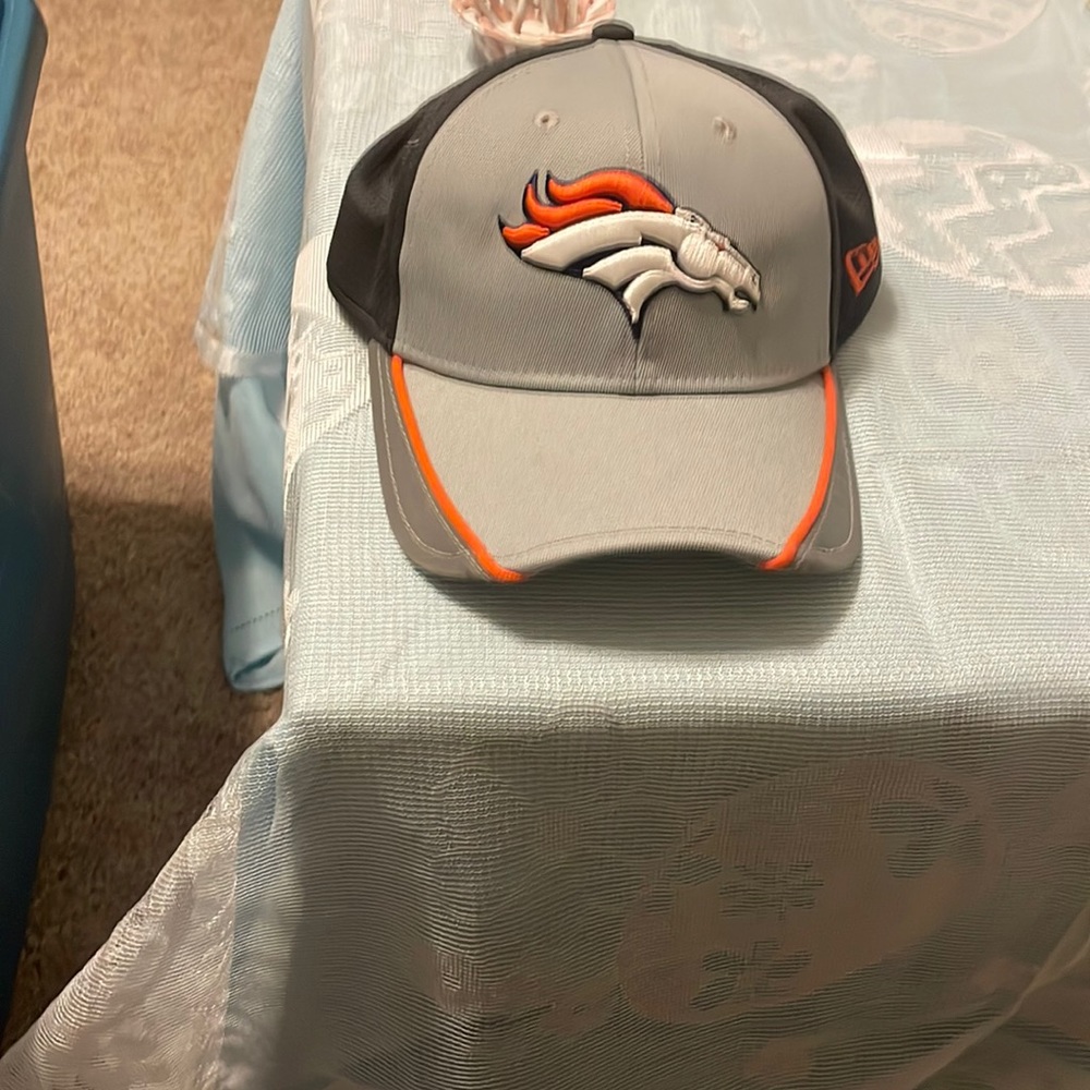 New mens Denver broncos cap by new era says broncos on the back of the cap